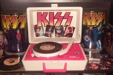 Kiss record player and cups